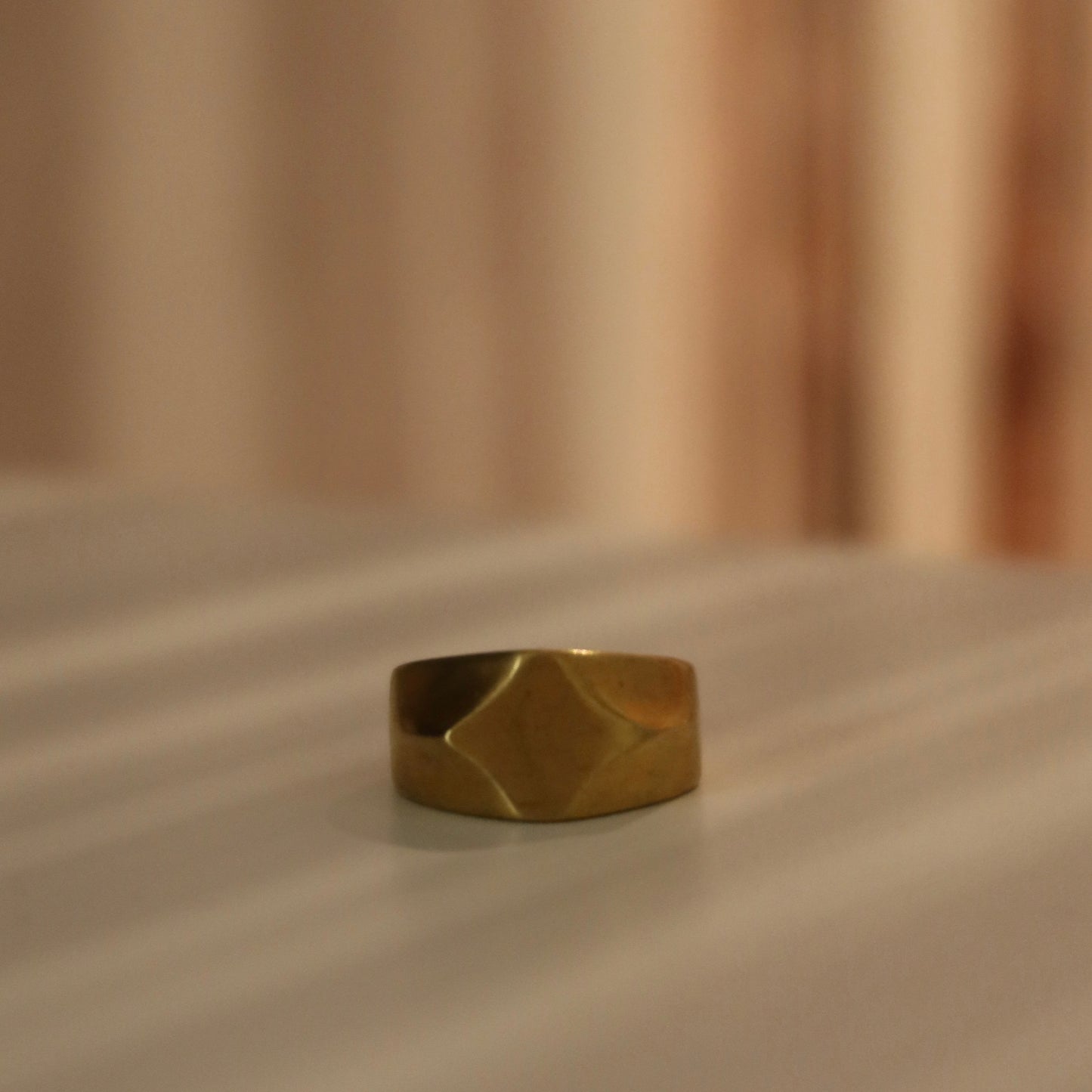 Anello sfaccettato acciaio dorato