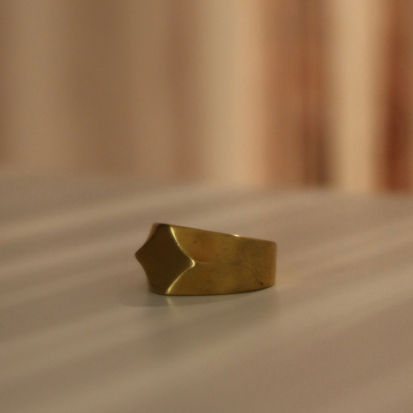 Anello sfaccettato acciaio dorato