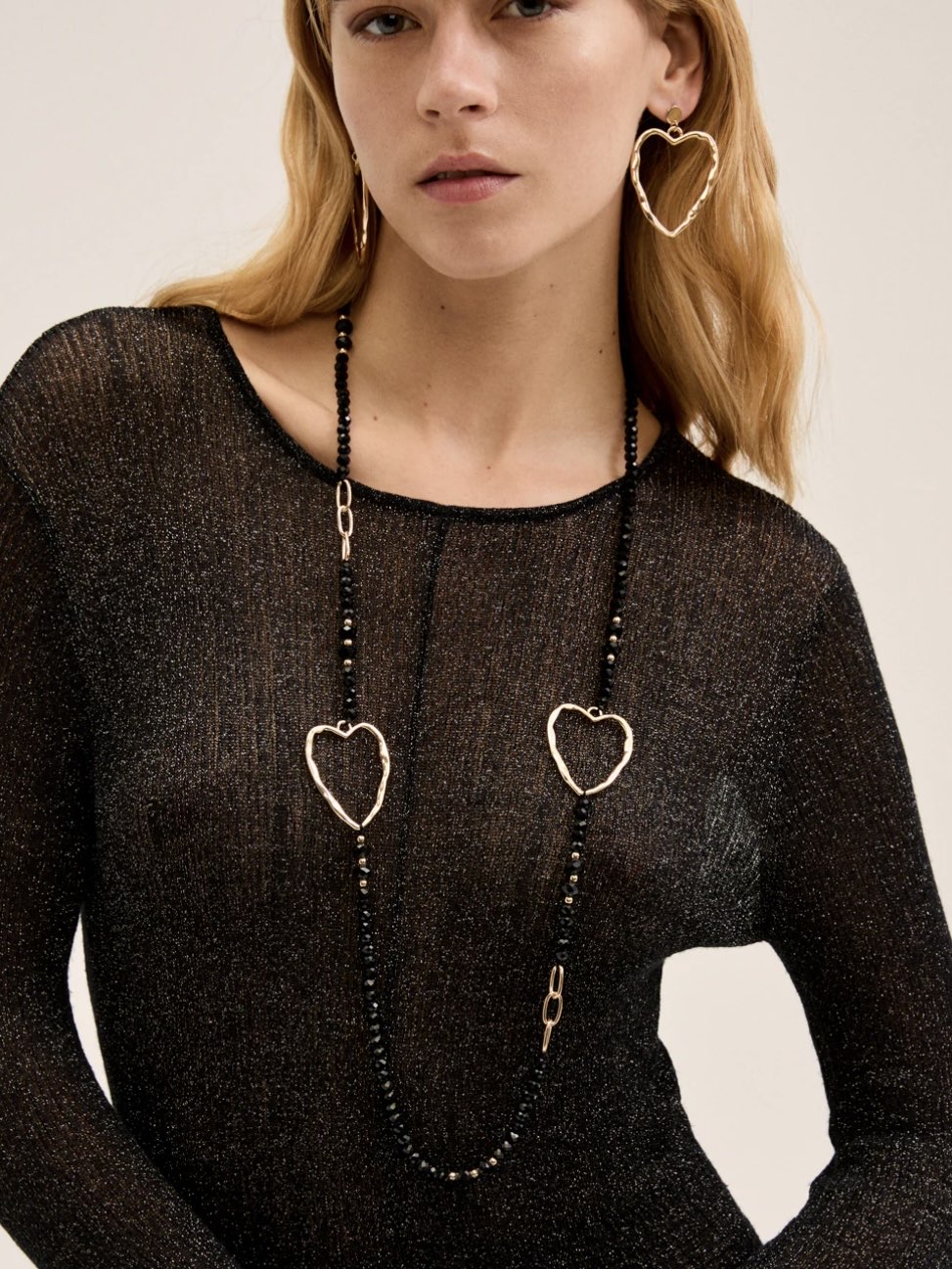 COLLANA  LUNGA CON PERLINE E CUORI ORO/NERO