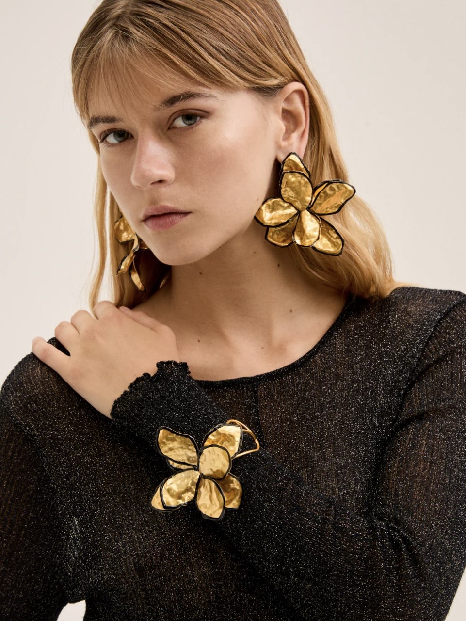 BRACCIALE FIORE CON SMALTO ORO/NERO